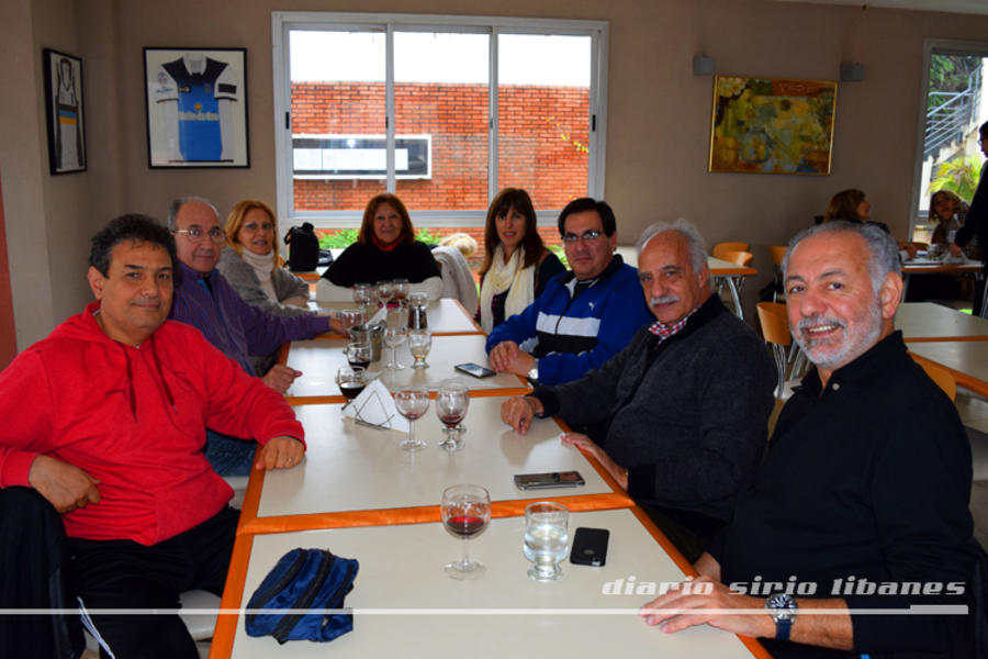 Manuel Sikh y Sra. junto a integrantes de la Comisión Directiva CSLBA.