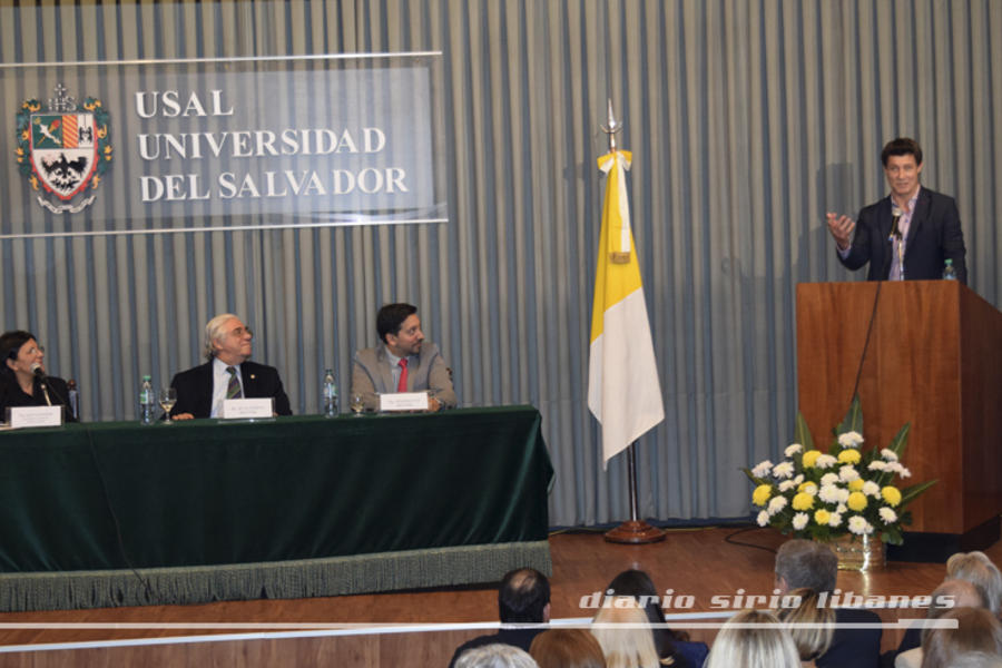 Federico Seeber agradece y recibe su beca.