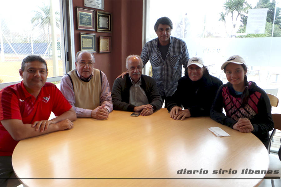 Guillermo Vilas y su hija Andanin, junto a dirigentes del Club Sirio Libanés de Bs. As.