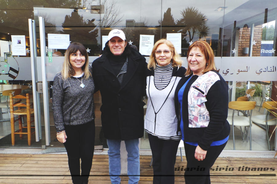 Guillermo Vilas junto a Mirta Intilli de Attie, Ana María Ganem y María del Carmen Reched.