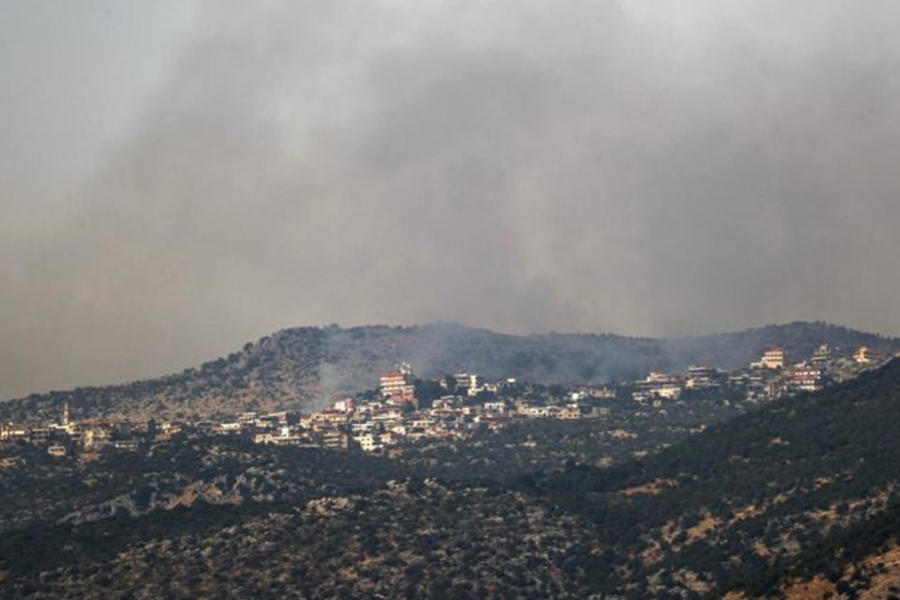 El humo se eleva en el lado del Líbano de la frontera sur después del bombardeo de artillería israelí este 27 de julio de 2020. (Foto: EFE)