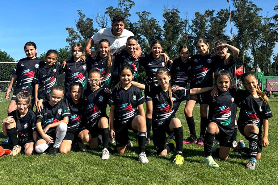 Equipo Femenino Sub10 (Fútbol CSLBA) junto a Ezequiel Gazzo