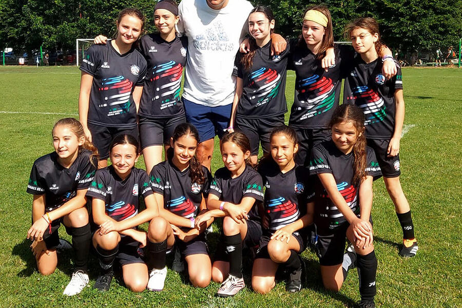 Equipo Femenino Sub12 (Fútbol CSLBA) junto a Ezequiel Gazzo