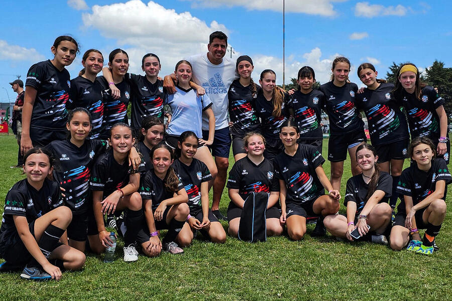 Equipos Femeninos Sub12 / Sub14 (Fútbol CSLBA) junto a Ezequiel Gazzo