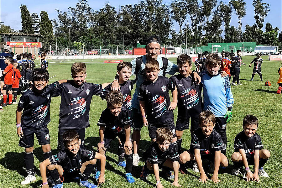 Equipo Masculino Categoría 2016/2017 (Fútbol CSLBA). Los campeones junto a Ramiro Pizarro