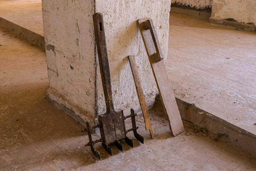 Herramientas utilizadas en la elaboración tradicional del jabón Ghar de Alepo, entre ellas una regla, una tabla y un rastrillo | Foto: Syrian Trust for Development (2023)