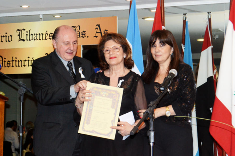 Prof. Alba Yobe de Abalo recibiendo el UGARIT 2012 en Categoría "Cultura"