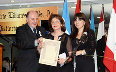 Prof. Alba Yobe de Abalo recibiendo el UGARIT 2012 en Categoría "Cultura"