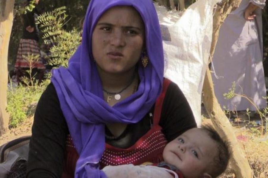 Una madre con su hijo, de etnia yazidí, en un campo de refugiados de Irak.