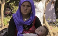 Una madre con su hijo, de etnia yazidí, en un campo de refugiados de Irak.