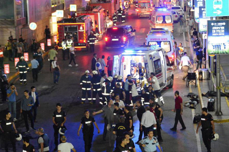 Bomberos, fuerzas de seguridad y personal médico junto a los victimas de la explosión en el aeropuerto Atatürk, Estambul (Foto Stringer - Reuters).