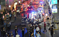 Bomberos, fuerzas de seguridad y personal médico junto a los victimas de la explosión en el aeropuerto Atatürk, Estambul (Foto Stringer - Reuters).