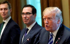 Donald Trump, el secretario de Tesoro, Steven Mnuchin, y el asesor presidencial Kushner (izquierda), en la Casa Blanca. (Foto: Kevin Lamarque / REUTERS)