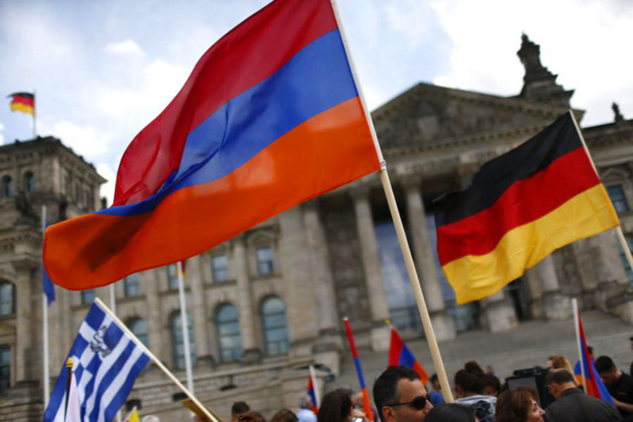 Manifestantes ondean banderas armenias y alemanas frente al Reichstag, Berlín, 2 de Junio (Imagen Hannibal Hanschke/Reuters).