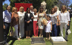 Autoridades del Club Sirio Libanés de Bs. As., encabezadas por su presidente, Adib Attie, junto a la Lic. Alicia Daher, frente al busto y placas homenaje a Gibrán Khalil Gibrán.