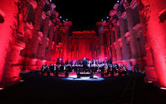 Músicos de la Orquesta Filarmónica Libanesa se presentan durante el concierto en la antigua ciudad de Baalbek, Líbano. Foto AP