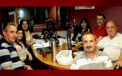 Equipo de Orígenes en el estudio de AM 990, Radio Splendid.