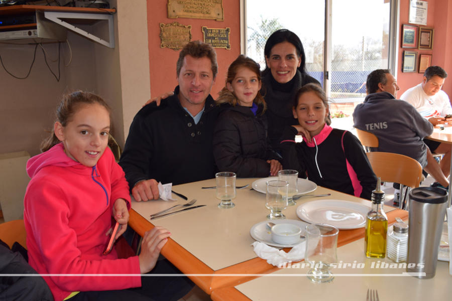 Gabriel Markus y su familia en el CSLBA. 