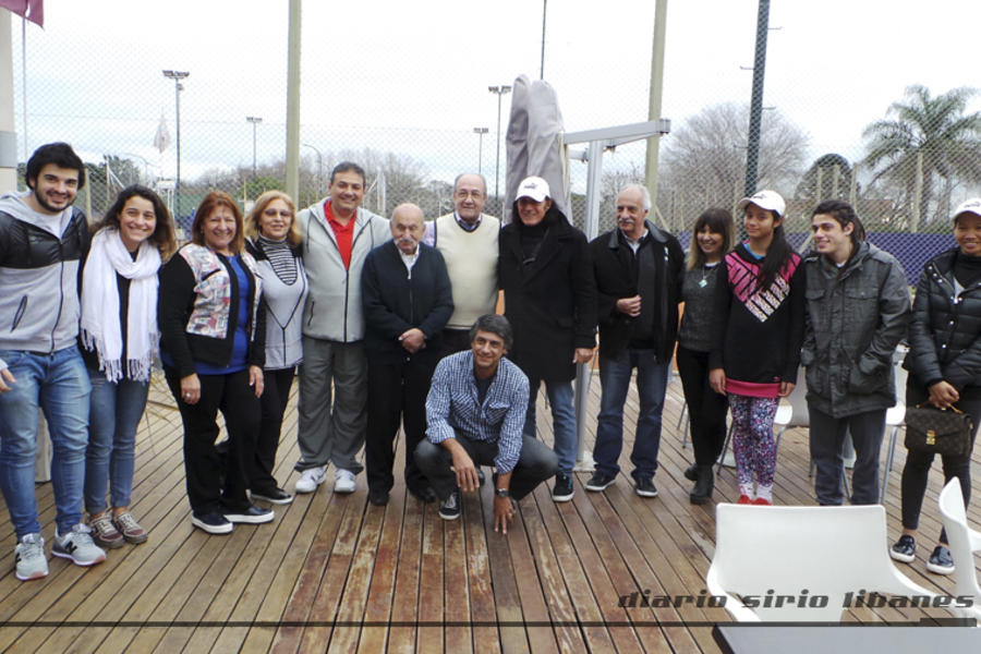 Guillermo Vilas junto a dirigentes y socios del Club Sirio Libanés de Bs. As.