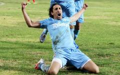 Lucas Galán, festejando su primer gol en el equipo libanés Salam Zgharta,