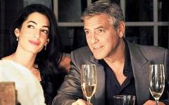 El actor estadounidense Georges Clooney junto con su prometida libanesa Amal Alamuddin