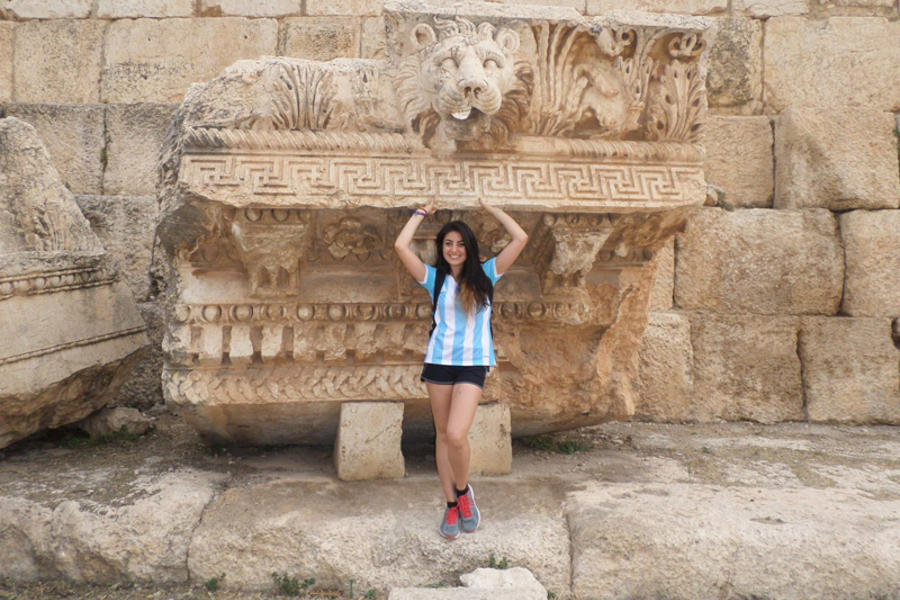 Vanesa Rezuc de visita en Baalbek, Líbano.