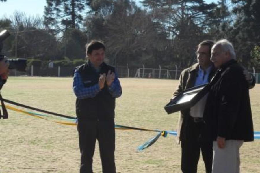 Presidente del Club Sirio Libanés de Buenos Aires, Adib Attie, entregando la placa recordatoria al Presidente Diego Espabenta