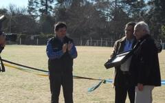 Presidente del Club Sirio Libanés de Buenos Aires, Adib Attie, entregando la placa recordatoria al Presidente Diego Espabenta