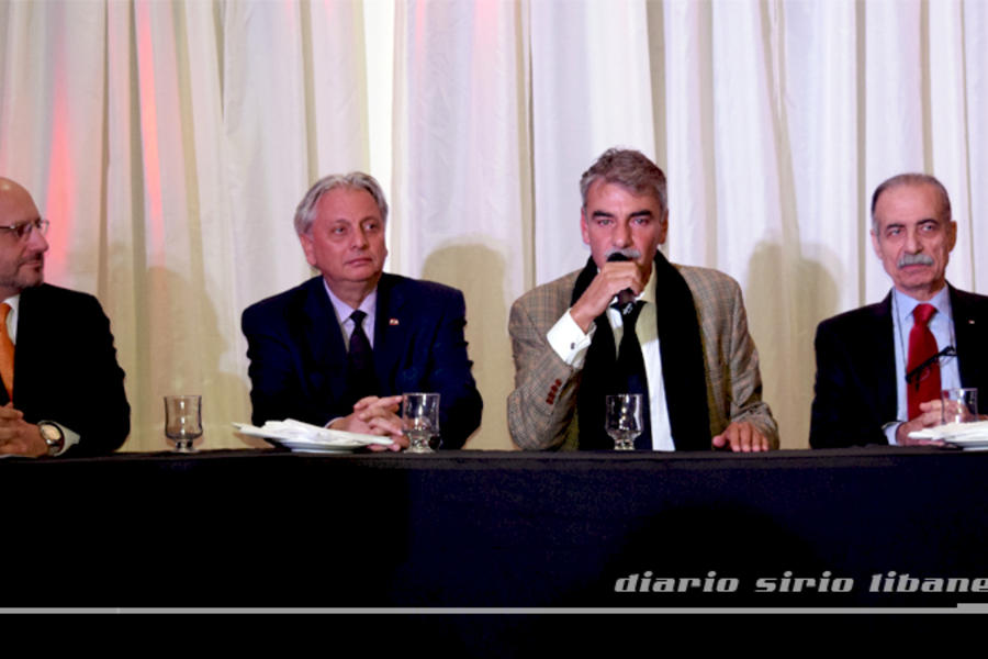 Daniel Attar, Presidente de la ABD disertando durante el 90 aniversario de la misma. Compartiendo la mesa, los Sres. Embajadores de Líbano, Antonio Andary, y de Palestina Husni Abdel Wahed, junto al Dr. Pablo Tornielli, Director del "C.C. Beit El Emir" (Abril 26,2016).