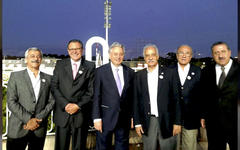 Ricardo Nazer, segundo desde la izq., junto al Sr. Embajador del Líbano, Salvador Jaef y dirigentes del Club Sirio Libanés de Bs. As., en ocasión del tradicional premio hípico "Independencia del Líbano" (Hipódromo Argentino, Diciembre 1, 2014).