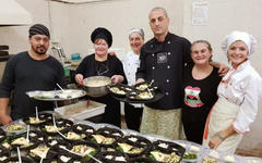 El equipo en la Fiesta Nacional de Colectividades donde prepararon más mil porciones de shawarma por noche (Foto: LaCapital) 