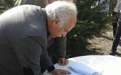 Adib Attie junto al presidente de la comuna 12 firmando el convenio