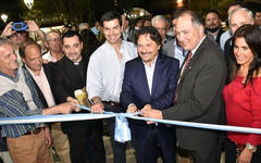 El corte de cinta en la Plaza Árabe. Presentes el Gobernador, el Intendente y el Presidente de la Unión Sirio Libanesa, junto al padre Barrionuevo (Foto Prensa municipal de Salta)